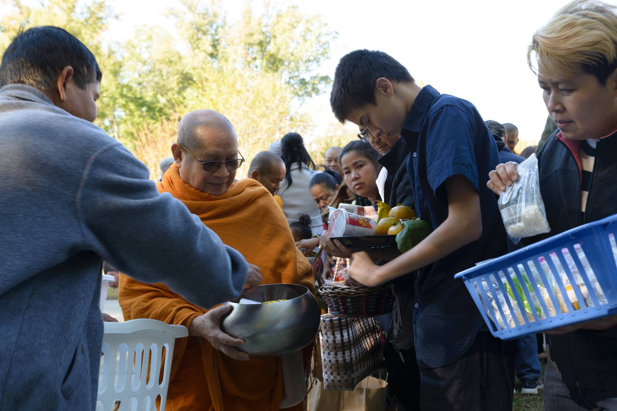 ทำบุญตักบาตร,ฟังธรรมเทศนา